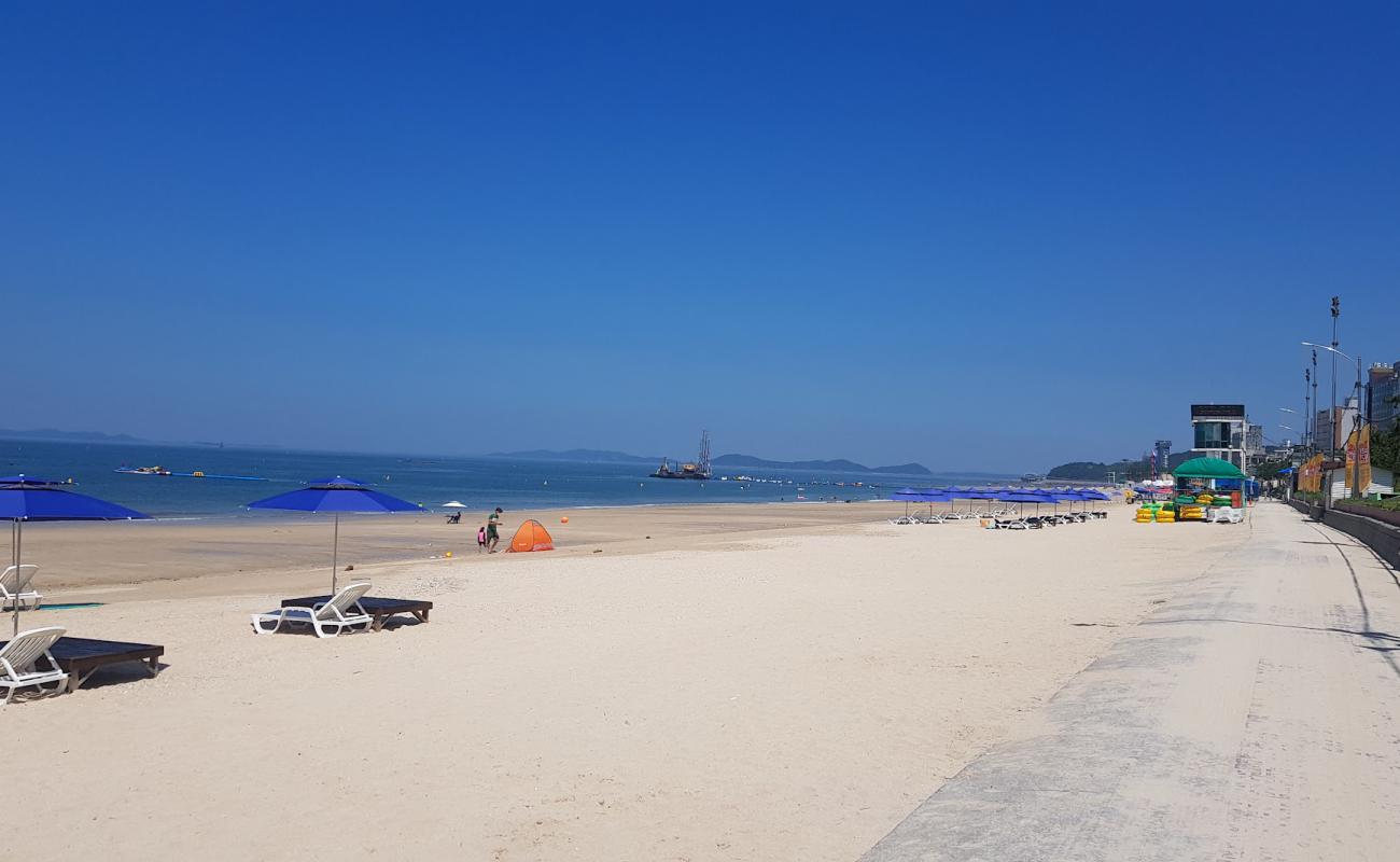 Foto de Playa de Daecheon con arena brillante superficie