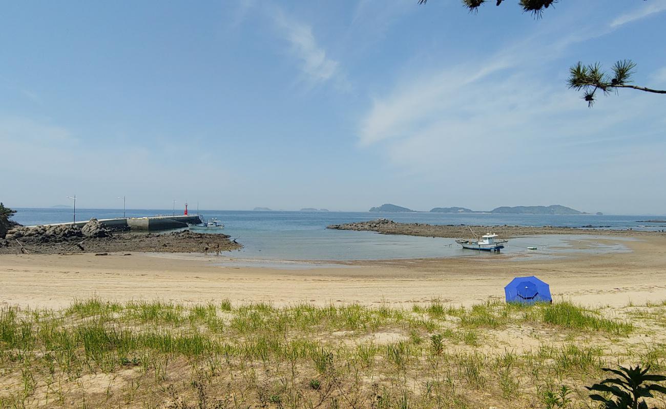 Foto de Gomseom Beach con arena brillante y rocas superficie