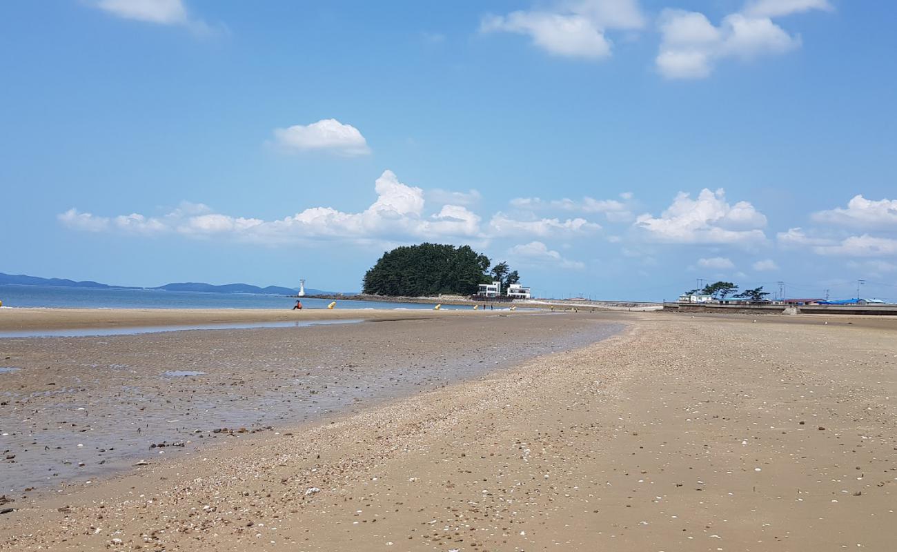 Foto de Magompo Beach con arena brillante superficie