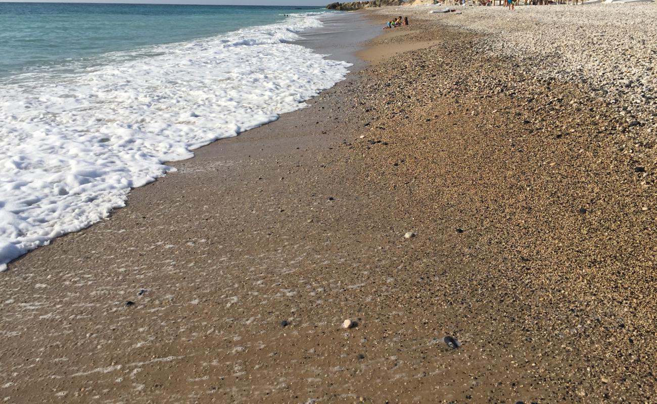 Foto de Okaibe Beach con guijarro ligero superficie