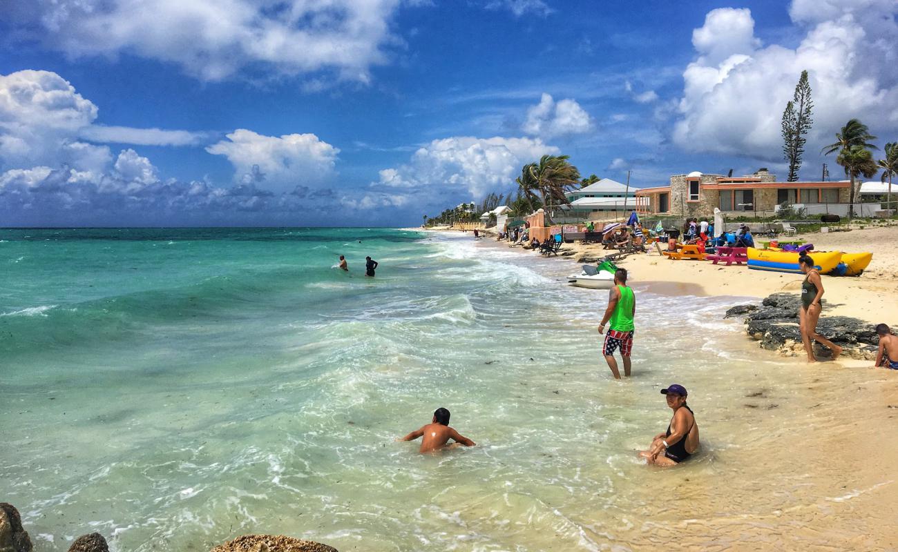 Foto de Lucaya beach con brillante arena fina superficie