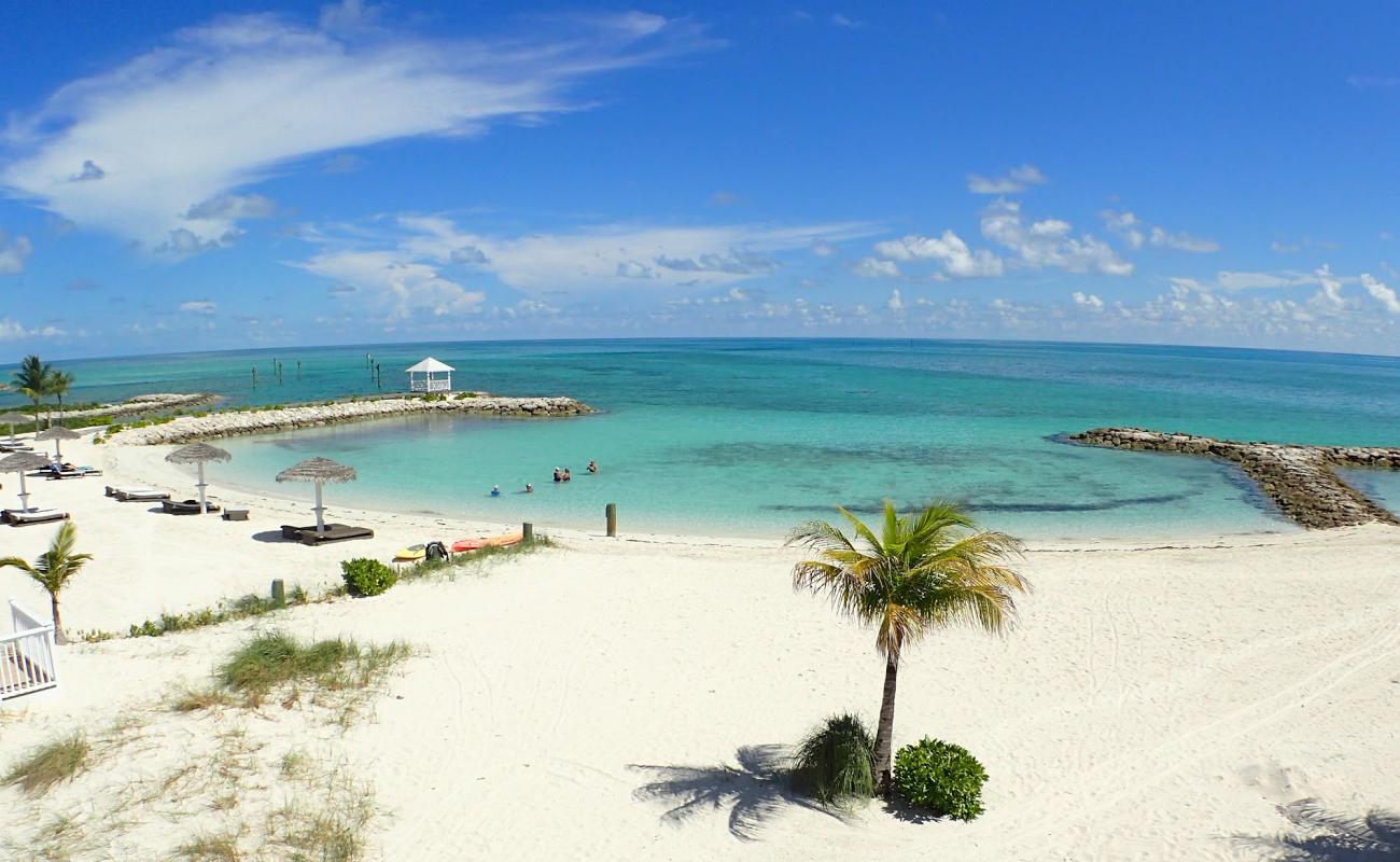 Foto de Playa de la Bahía del Tesoro con brillante arena fina superficie