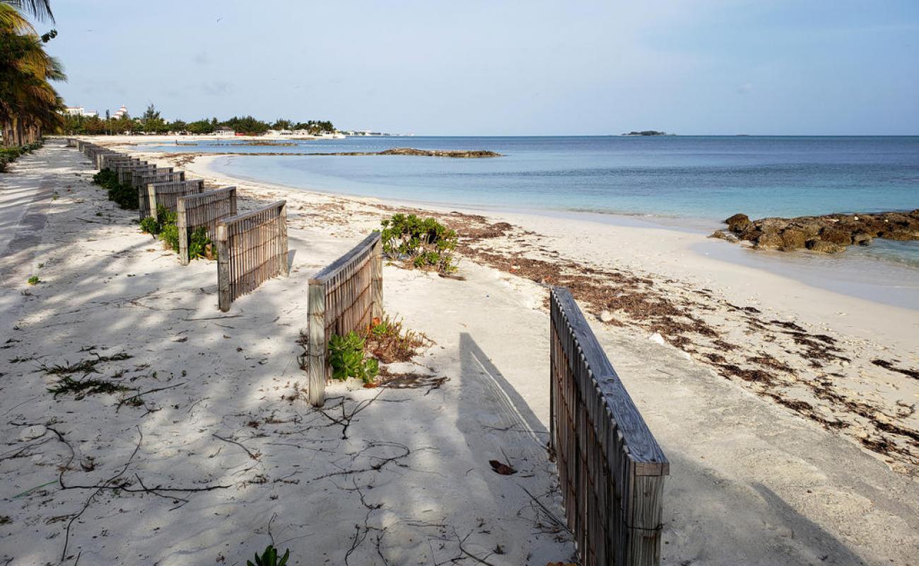 Foto de Saunders beach con arena brillante superficie