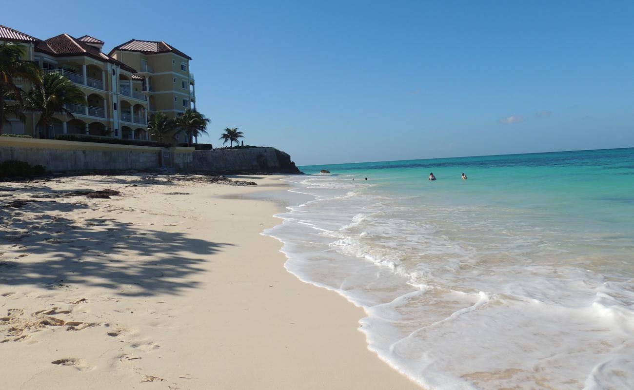 Foto de West Bay Street beach con arena brillante superficie