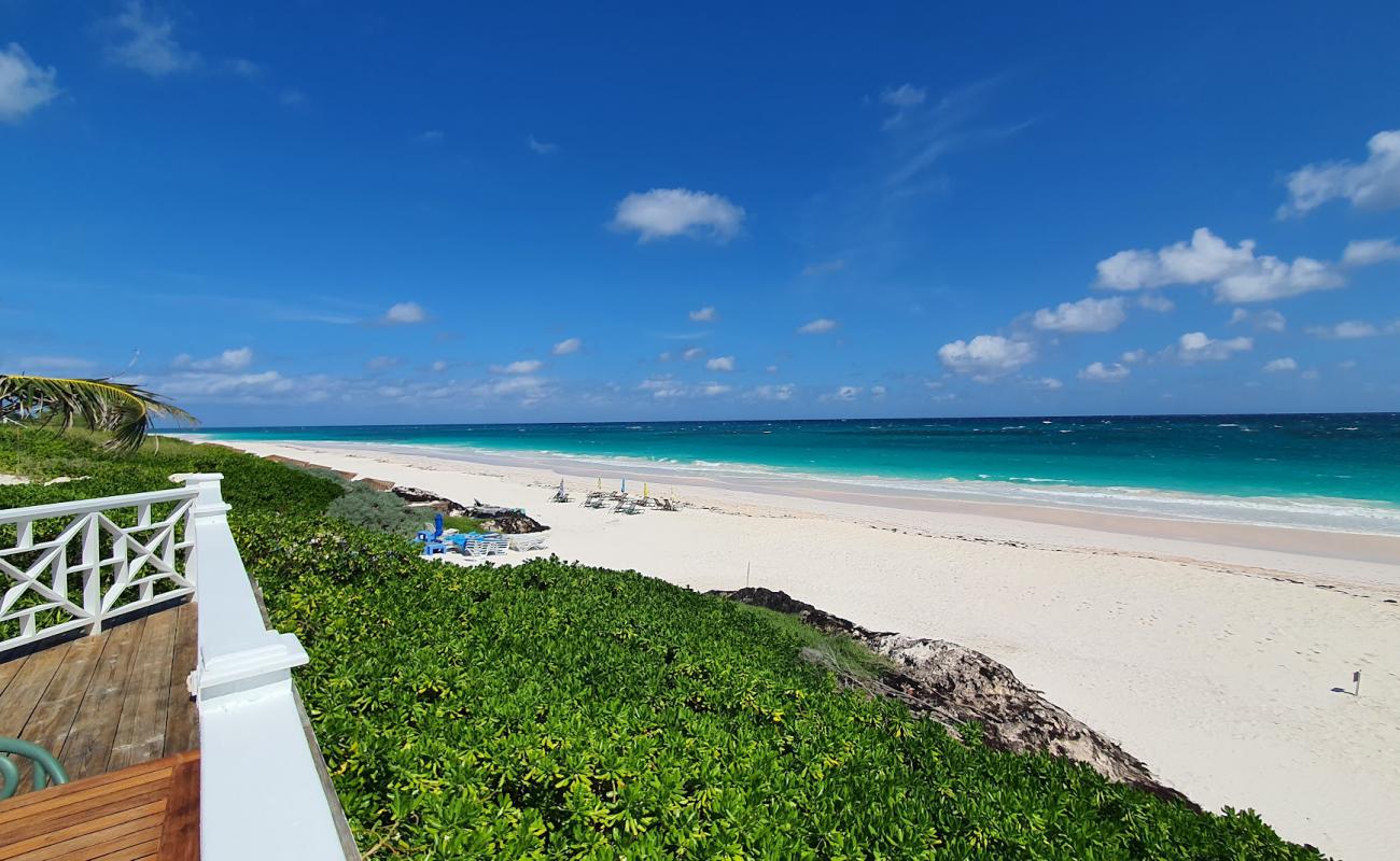 Foto de Playa de Arena Rosa con arena fina rosa superficie