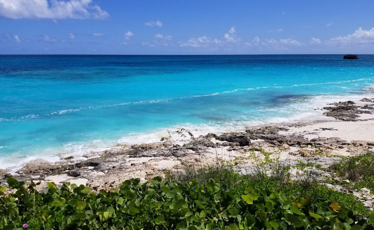 Foto de Exuma Palms beach con brillante arena fina superficie