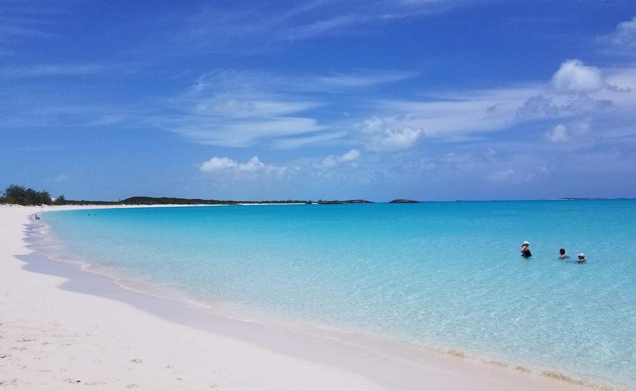 Foto de Playa Pelícano con arena fina blanca superficie