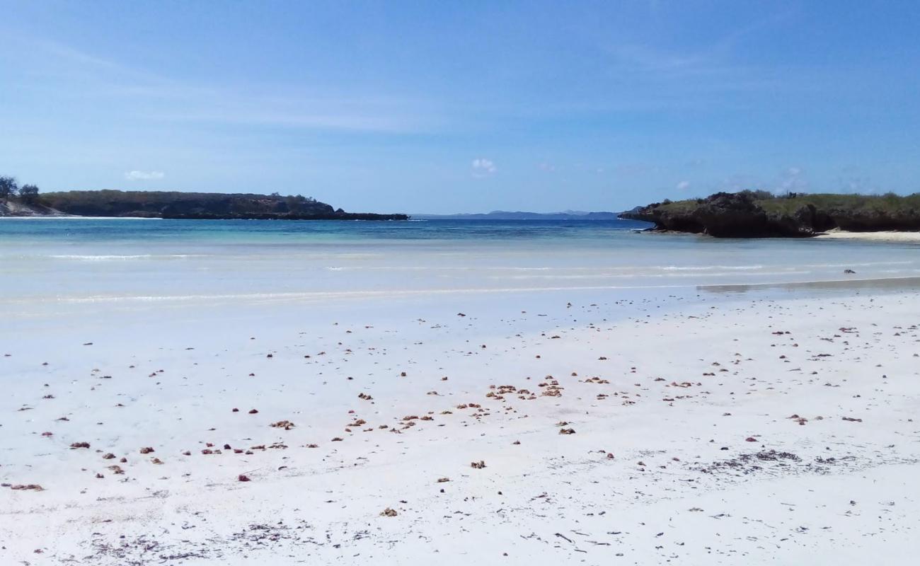 Foto de Baie des Dunes con arena blanca superficie