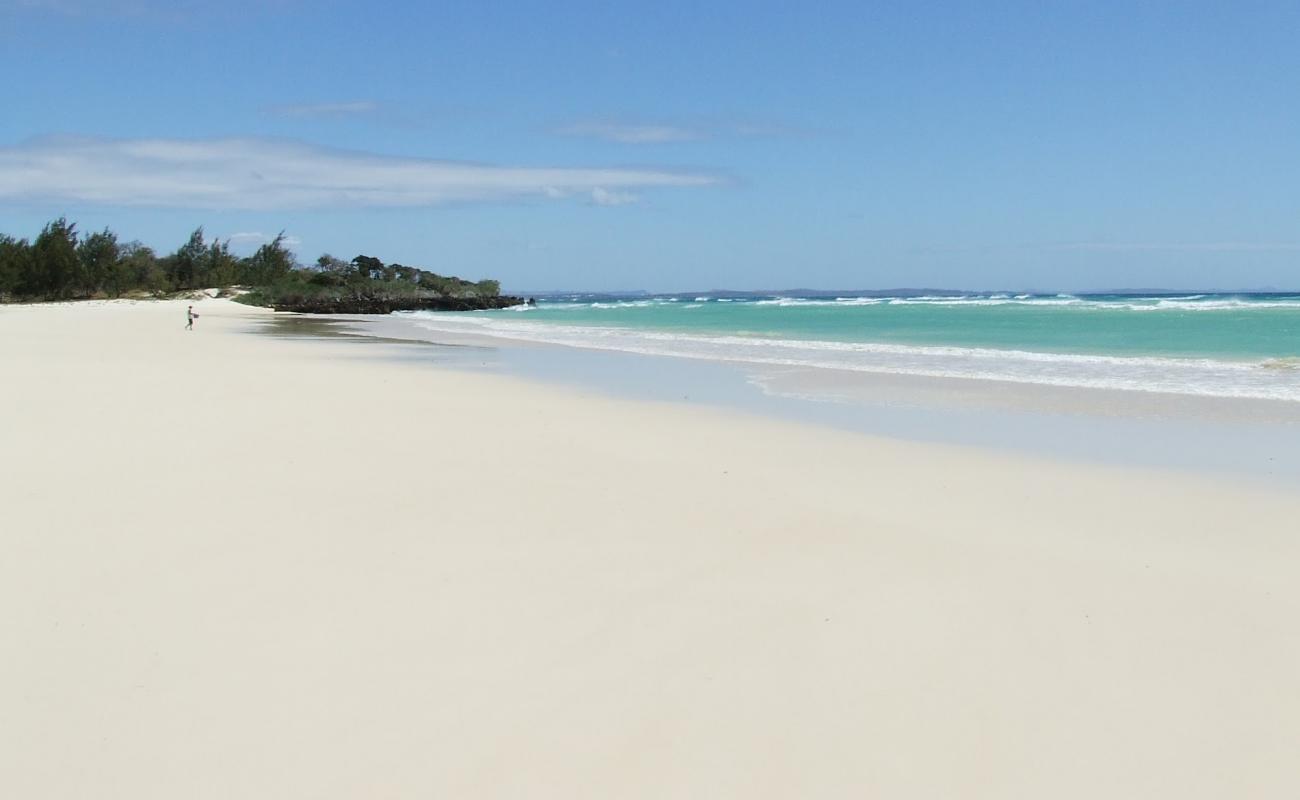 Foto de Abakao Beach con brillante arena fina superficie