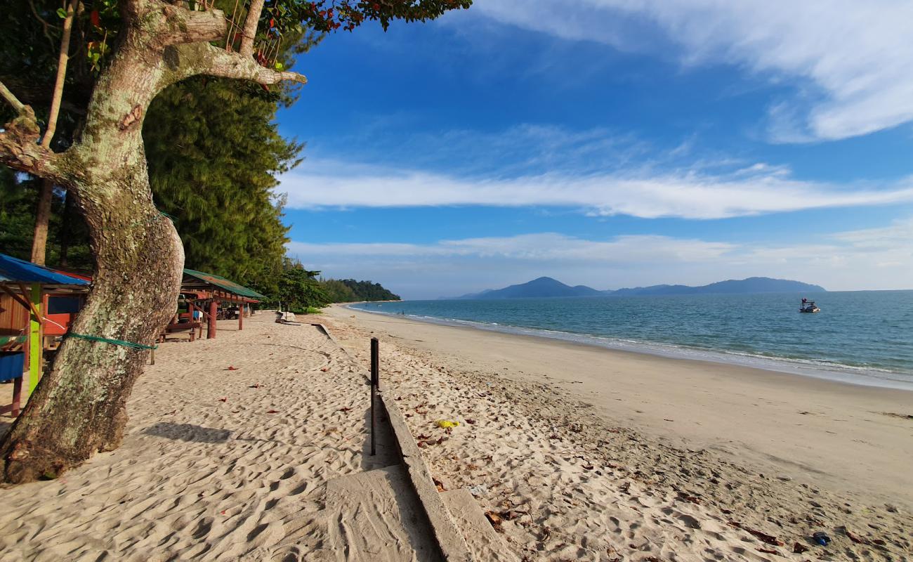 Foto de Teluk Senangin Beach con brillante arena fina superficie