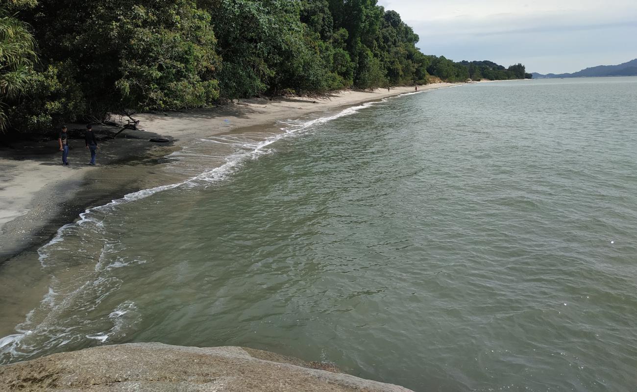 Foto de Janggus Damai Laut Beach con arena brillante superficie