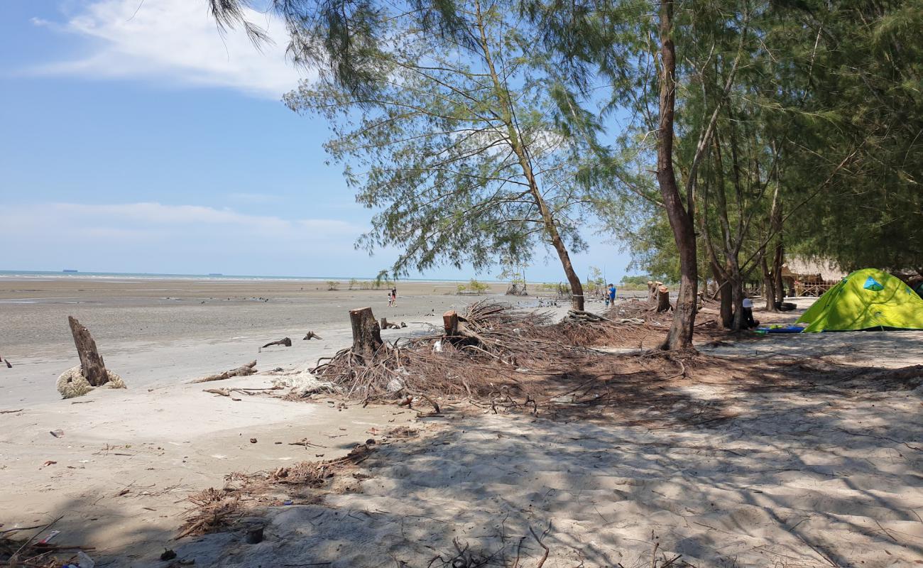 Foto de Tanjung Sepat Beach con arena brillante superficie