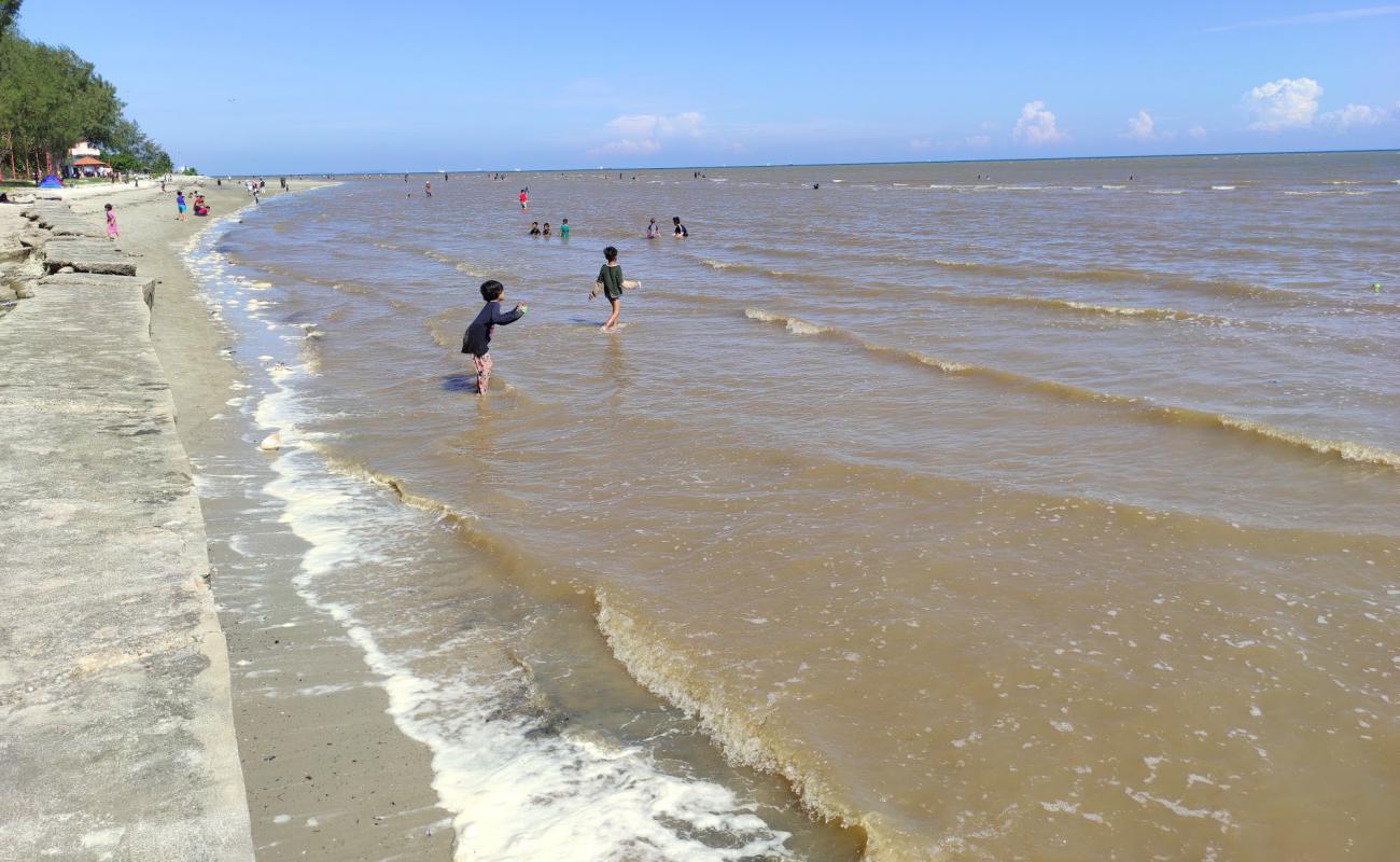 Foto de Bagan Lalang Sepang Beach con arena brillante superficie