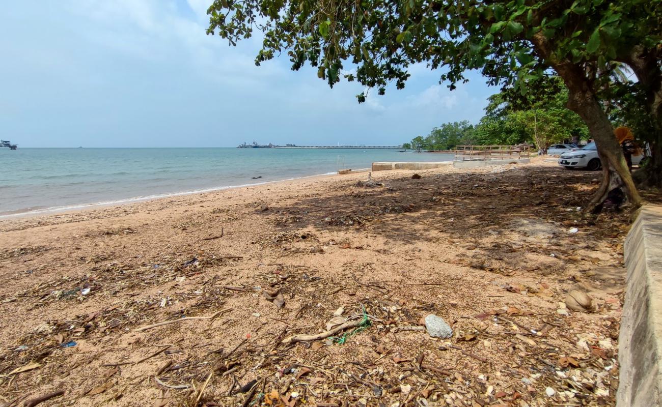 Foto de Bahasa Kapor Beach con arena brillante y rocas superficie