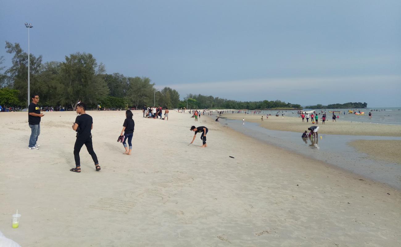 Foto de Saujana Beach con arena brillante superficie