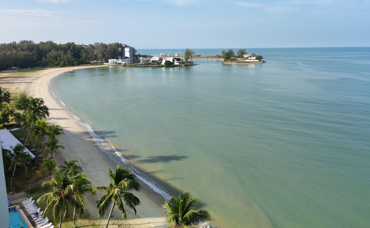 Foto de Port Dickson Public Beach con arena brillante superficie