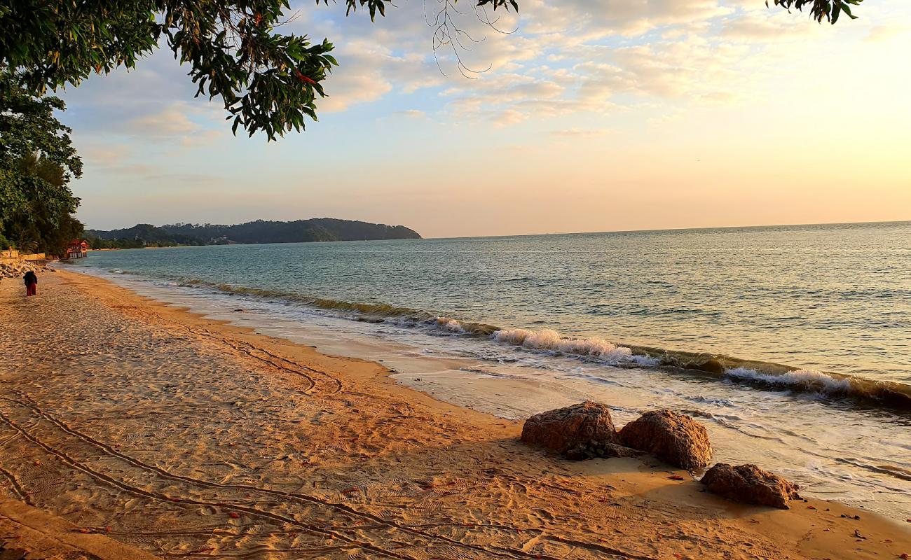 Foto de Purnama Beach con arena brillante superficie