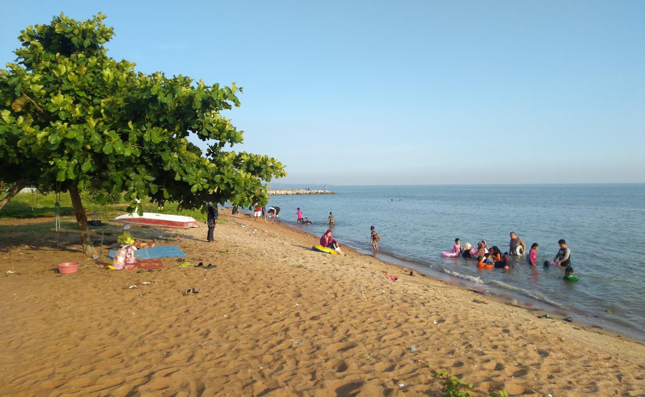 Foto de Kuala Sungai Baru Beach con arena brillante superficie