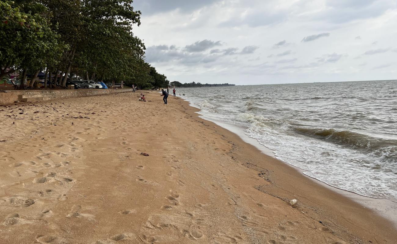 Foto de Sg. Tuang Beach con arena brillante superficie