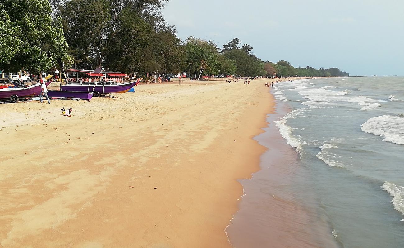 Foto de Pengkalan Balak Melaka Beach con arena brillante superficie