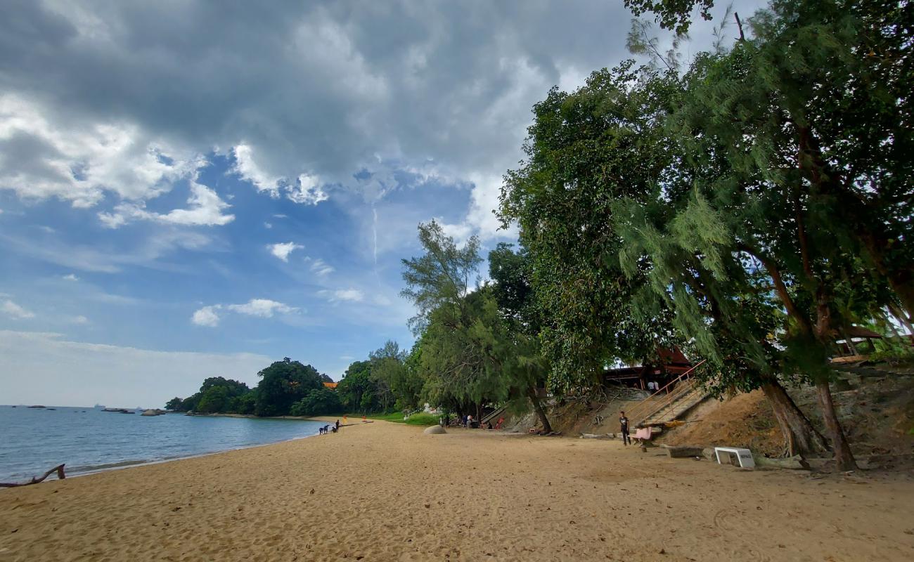 Foto de Tanjung Bidara Beach con arena brillante superficie