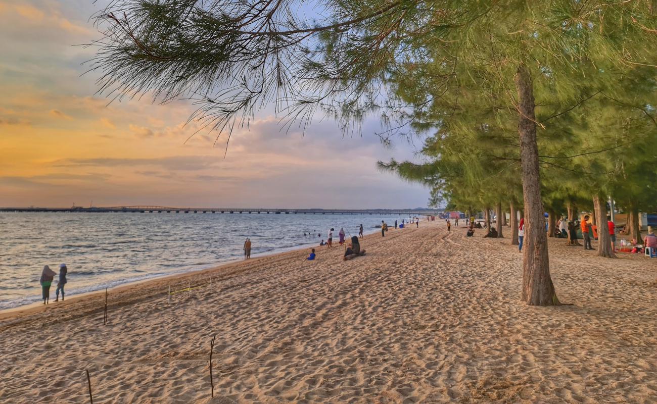 Foto de Puteri Beach con arena brillante superficie