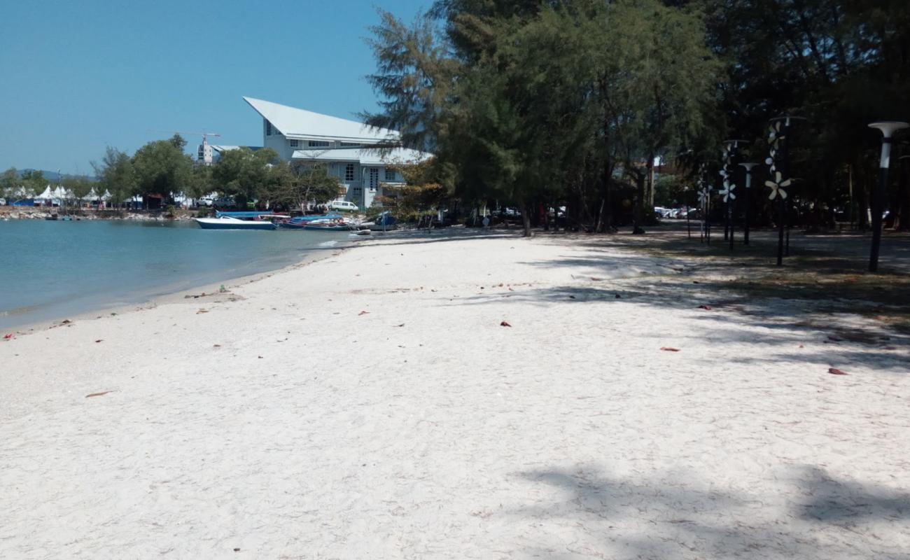 Foto de Lagenda Beach con arena brillante superficie