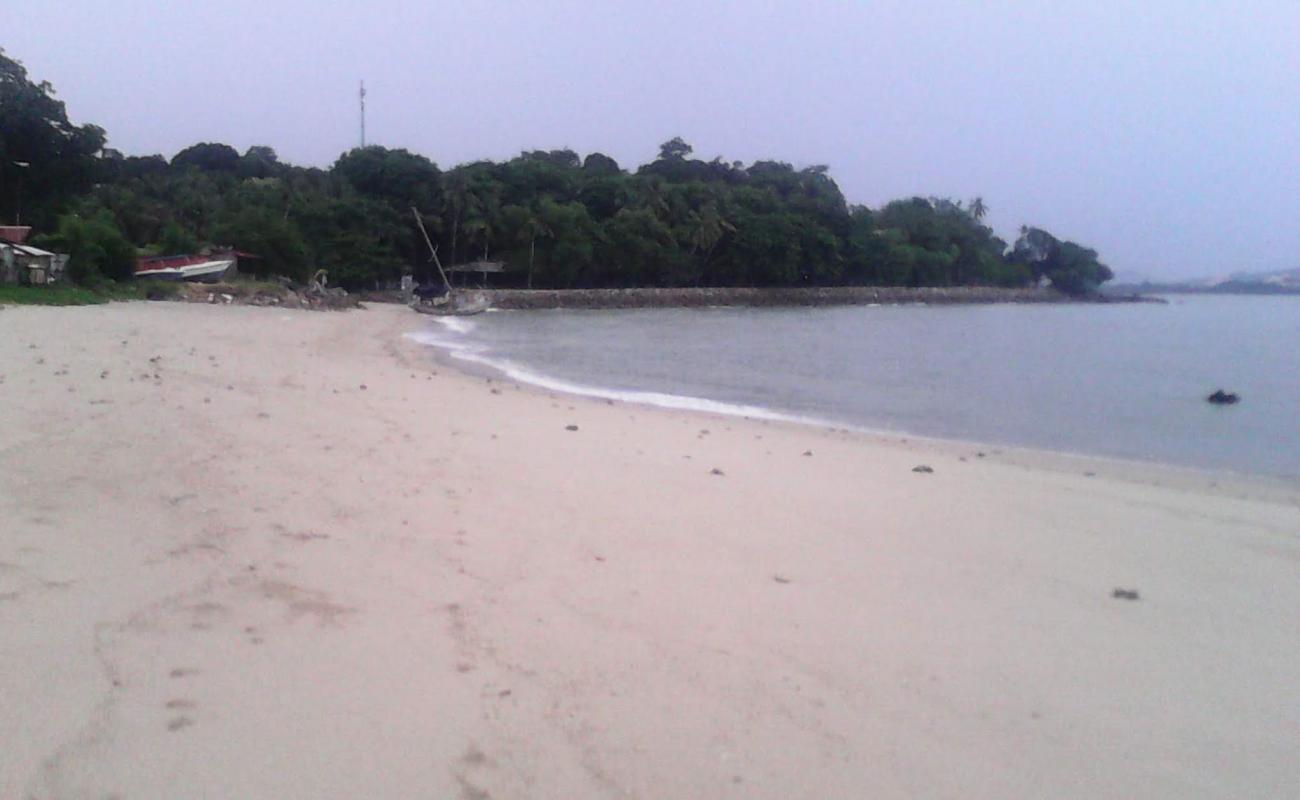 Foto de Telok Nibong Beach con arena brillante superficie