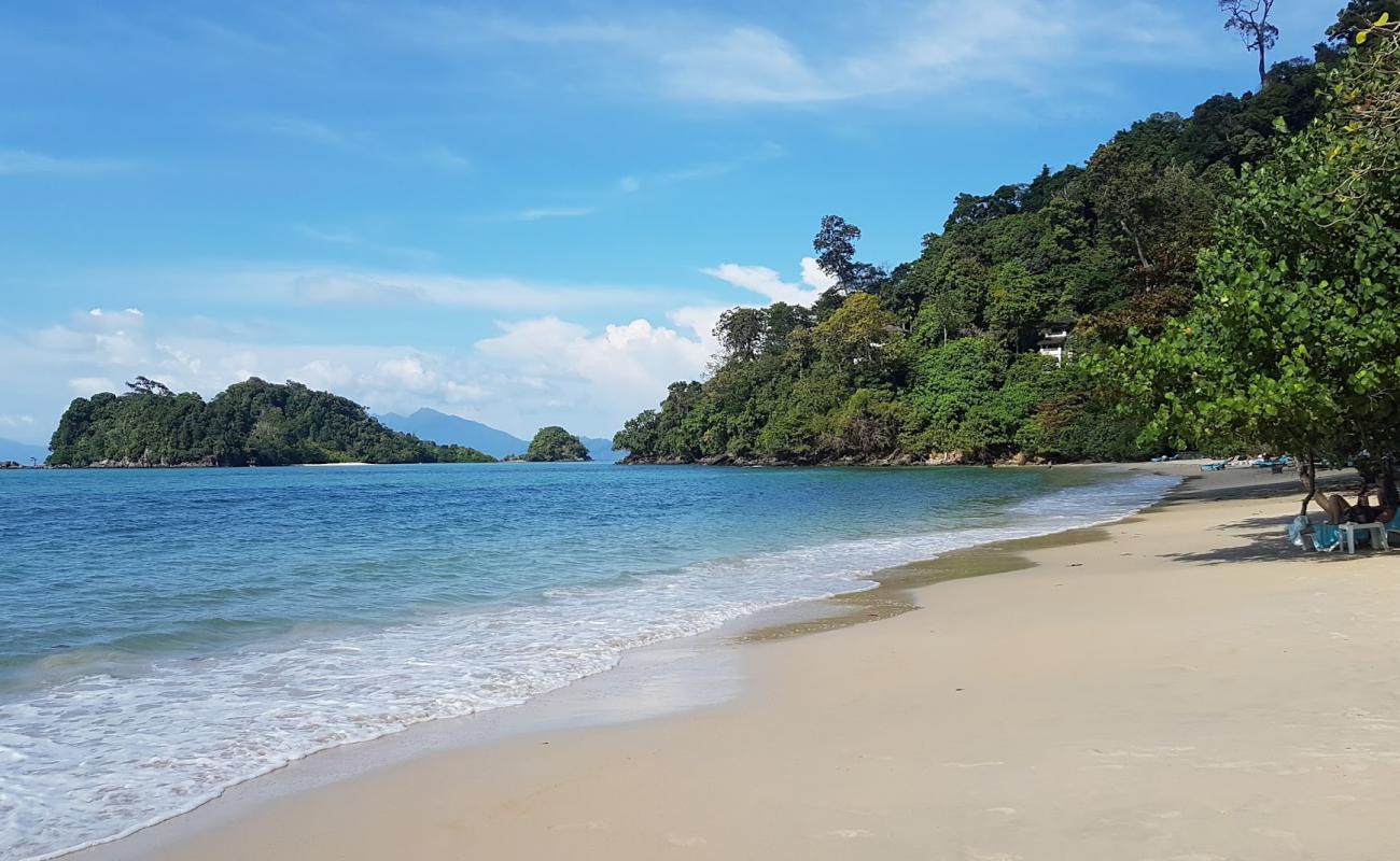 Foto de Datai Bay Beach con brillante arena fina superficie