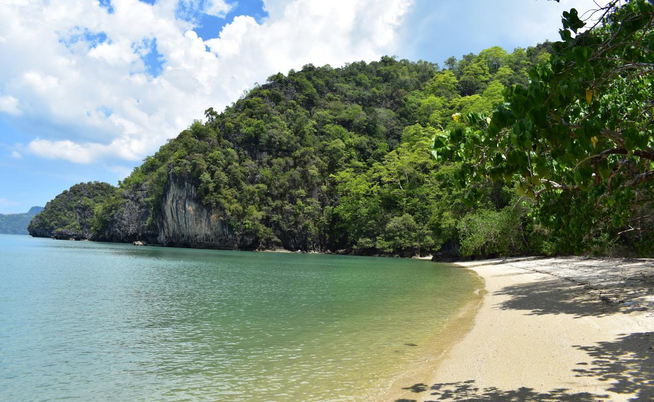 Foto de Cherita Cave Beach con arena brillante superficie