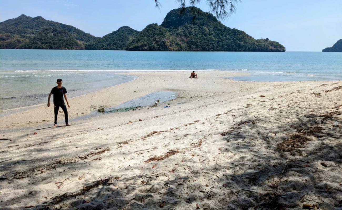 Foto de Selat Pancur Beach con arena brillante superficie