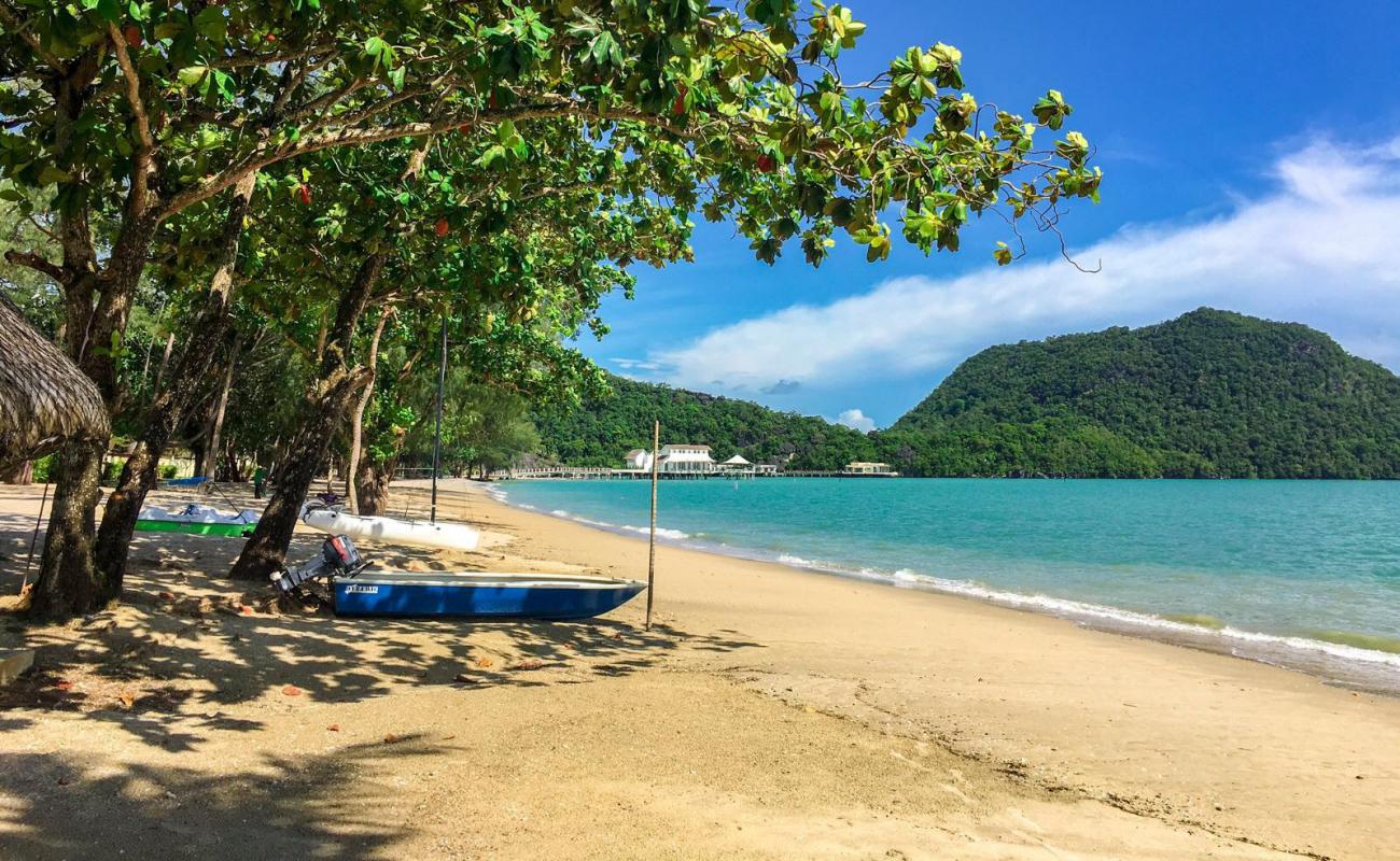 Foto de Datok Syed Omar Beach con arena brillante superficie