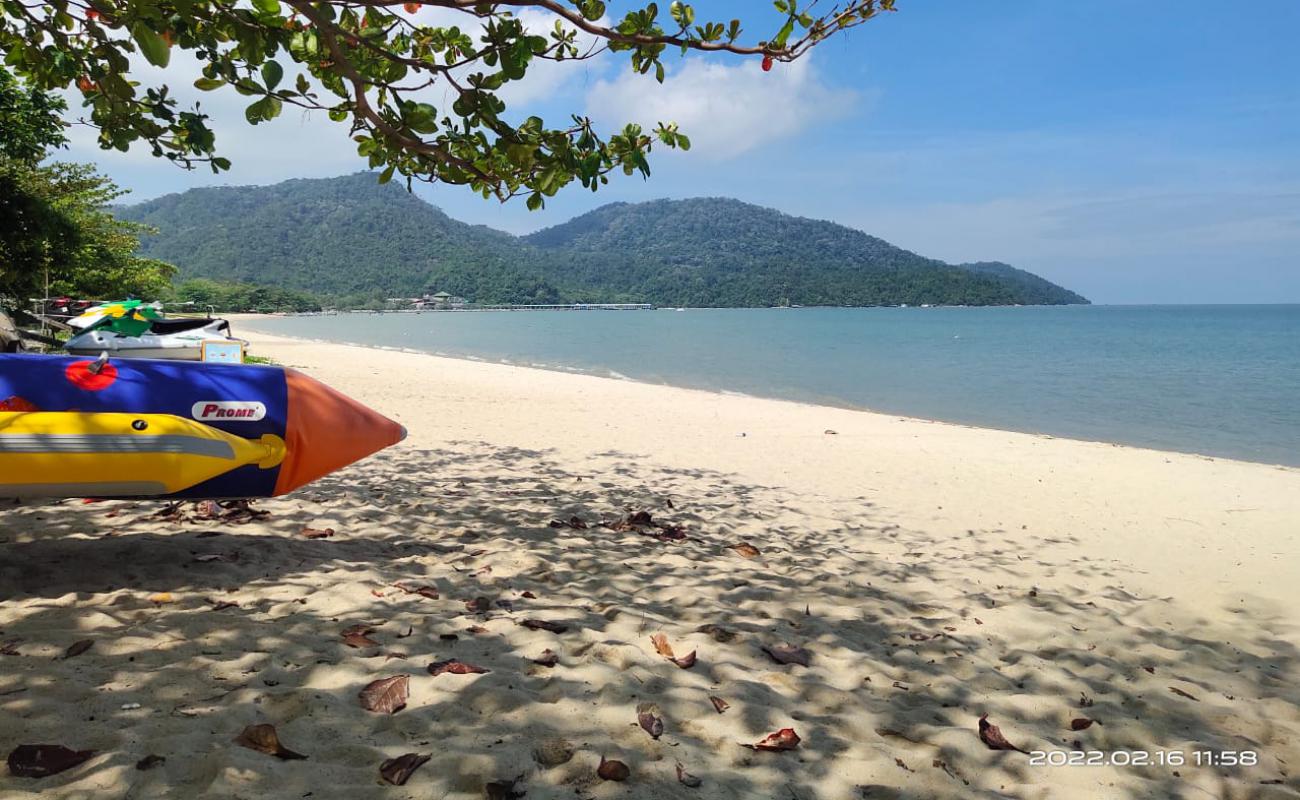 Foto de Teluk Bahang Beach con arena brillante superficie