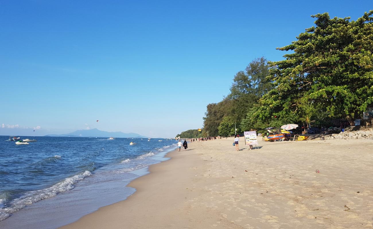 Foto de Batu Feringghi Beach con arena brillante superficie