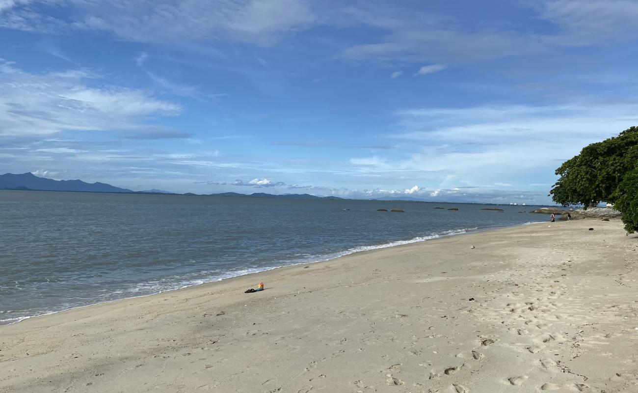 Foto de Tanjung Tokong Beach con arena brillante superficie