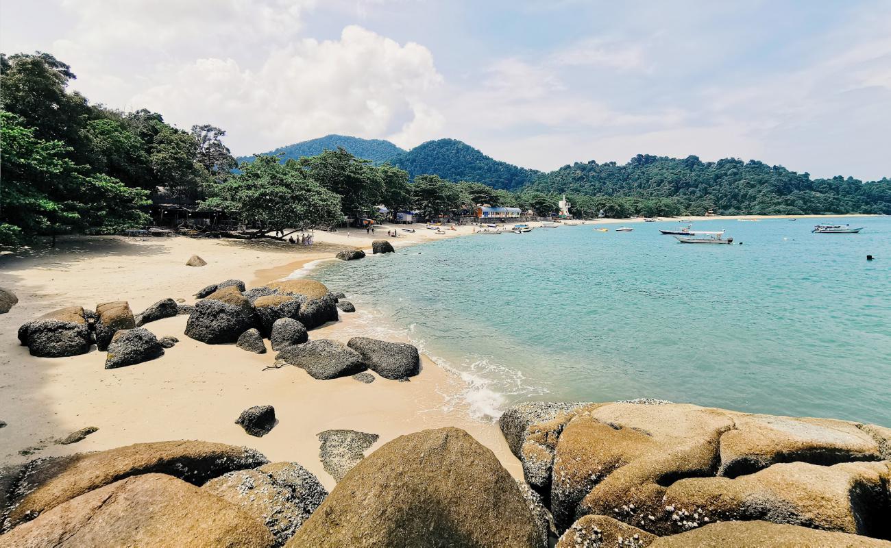 Foto de Teluk Nipah Beach con arena brillante superficie