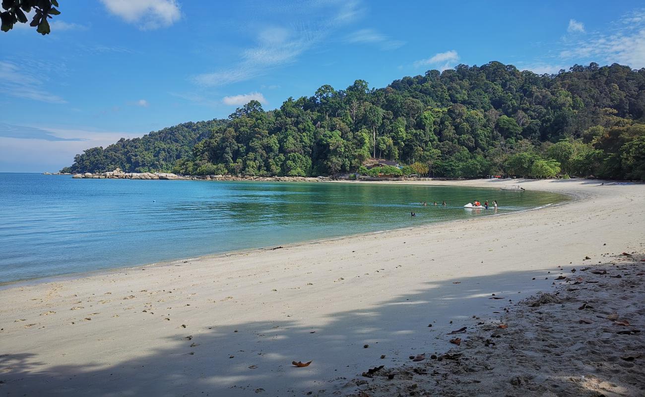 Foto de Teluk Nipah Coral Beach con arena brillante superficie