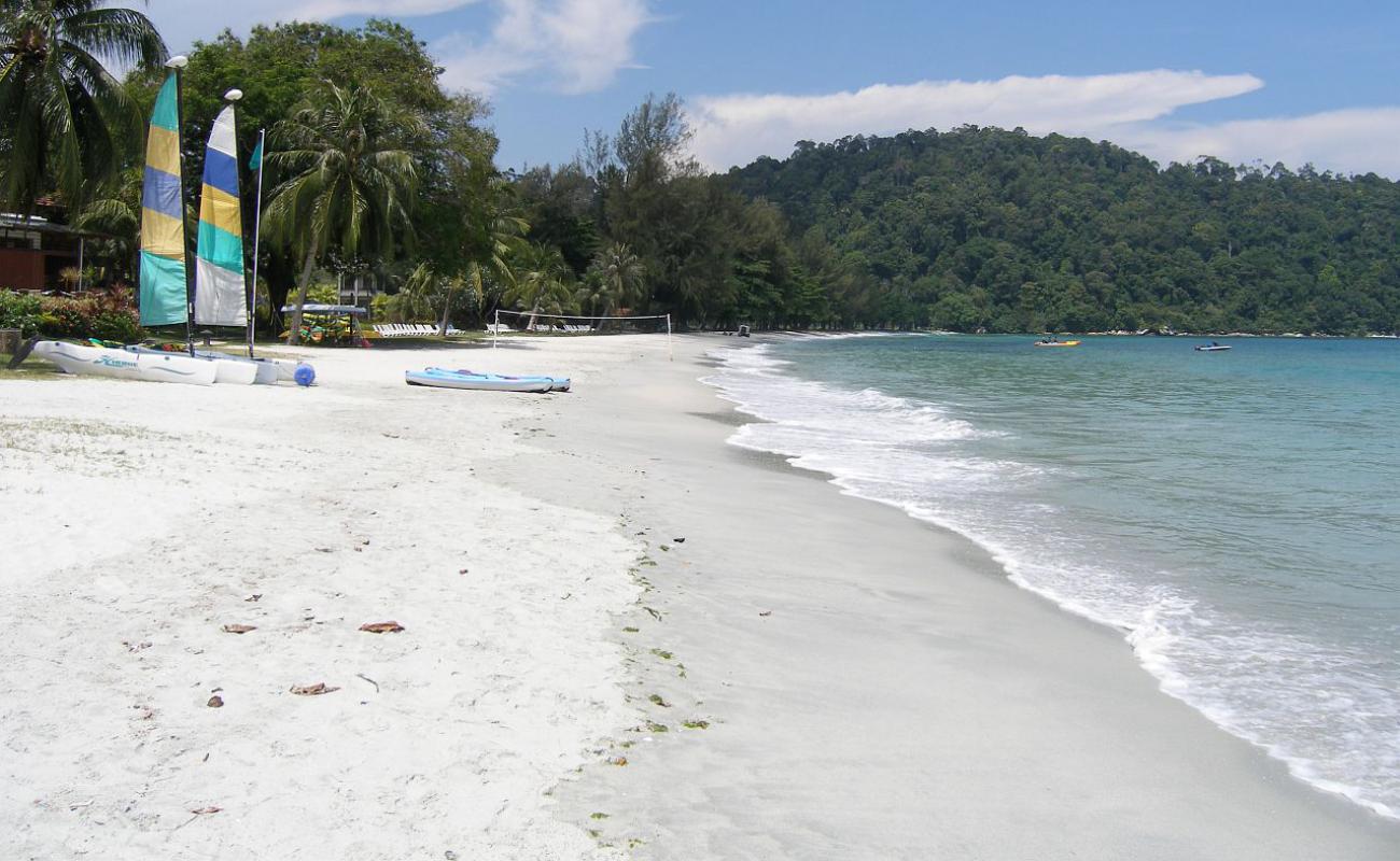 Foto de Teluk Belanga Beach con arena brillante superficie