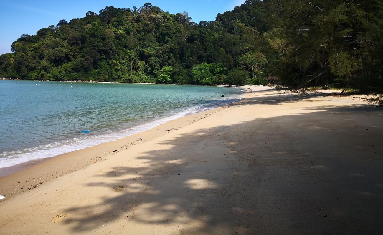 Foto de Teluk Dalam Beach con arena brillante superficie