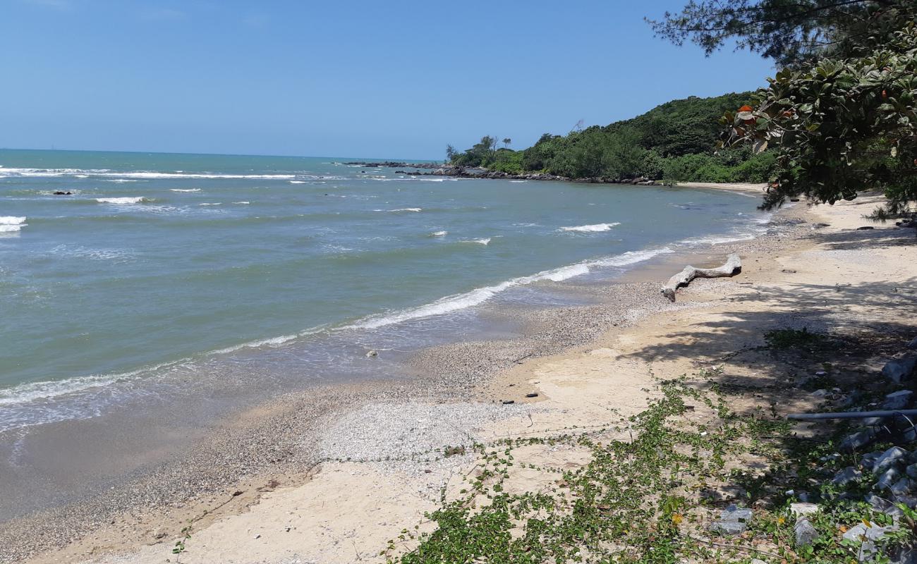 Foto de Tanjung Balau Jetty Beach con arena brillante y rocas superficie