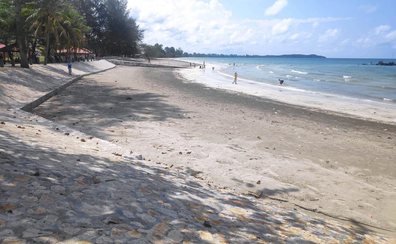 Foto de Tanjung Balau Beach con arena gris superficie