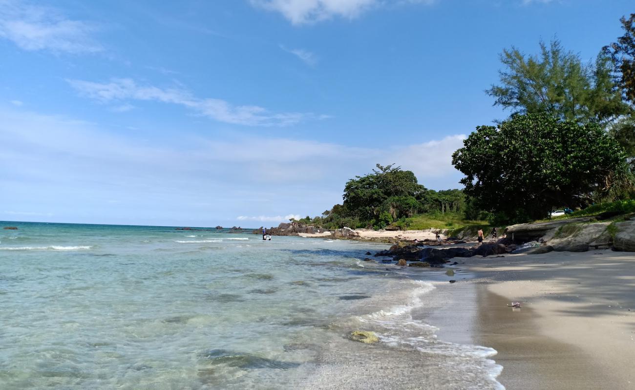 Foto de Tanjung Buluh Beach con arena brillante superficie