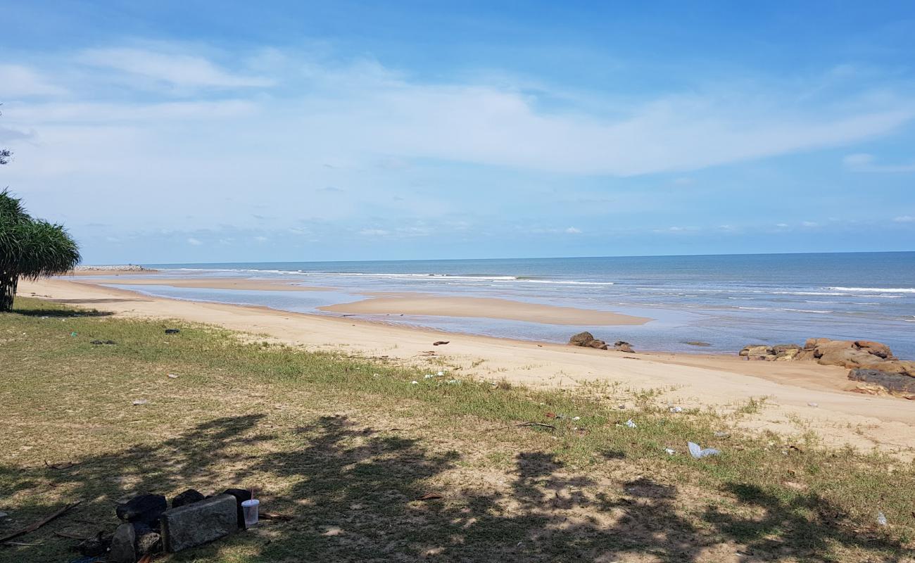 Foto de Tanjung Batu Beach con arena brillante superficie