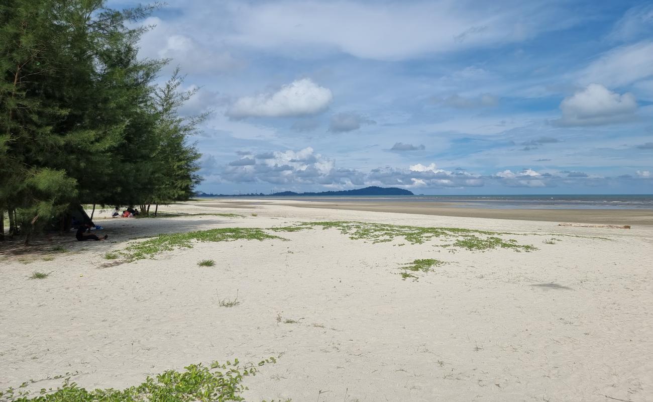 Foto de Balok Beach con arena gris superficie