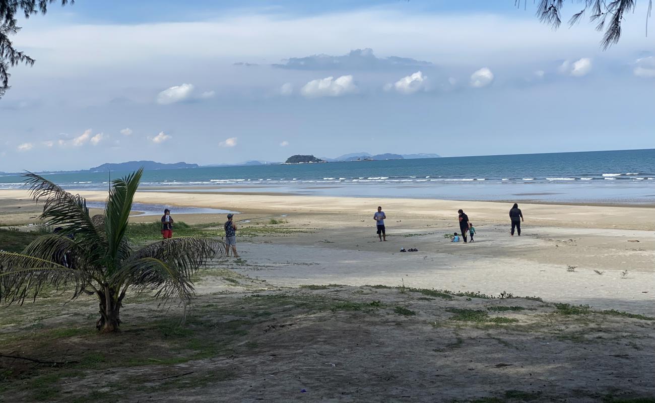 Foto de Gebeng Kampung Beach con arena gris superficie