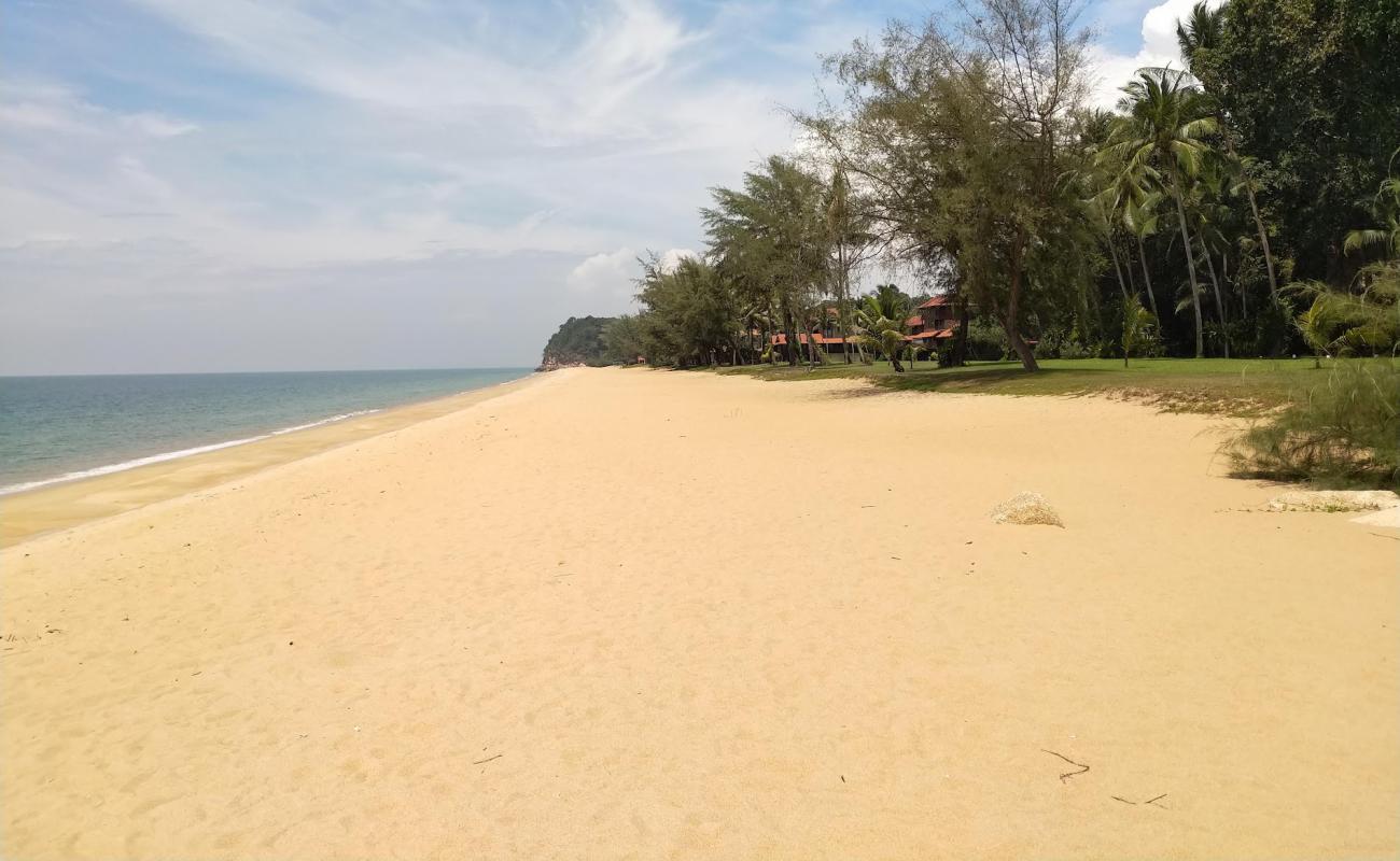 Foto de Cherating Beach con arena brillante superficie