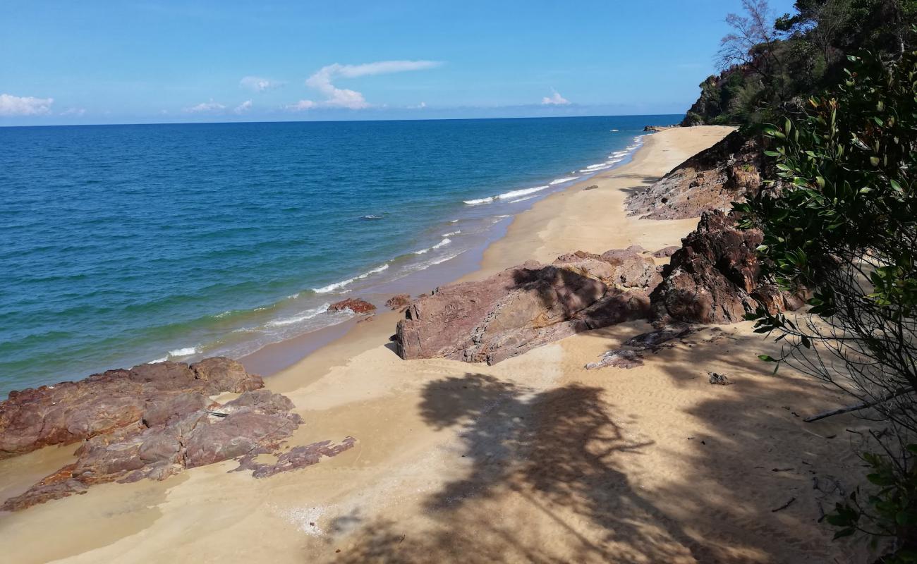 Foto de Teluk Mak Nik Beach con arena brillante superficie