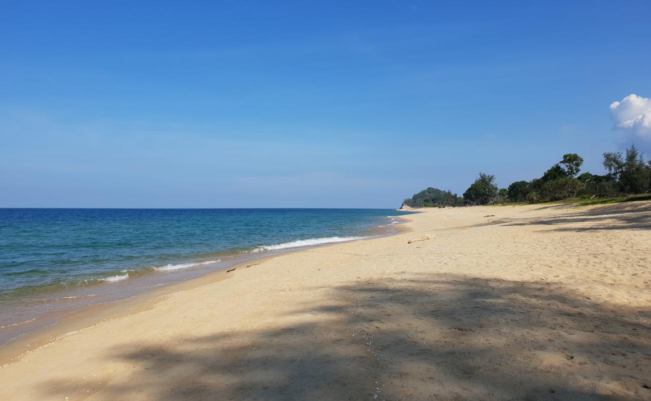 Foto de Telekom Kemasik Beach con arena brillante superficie