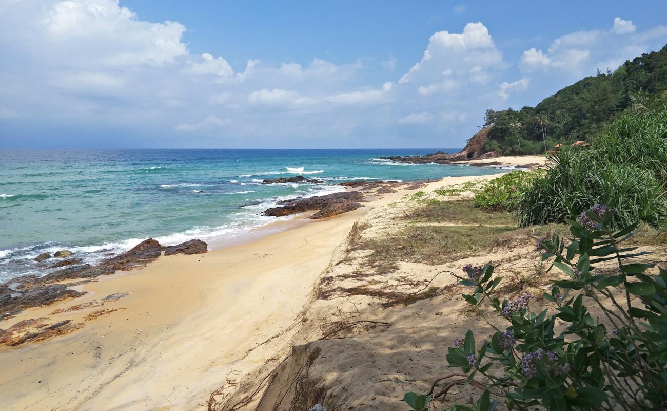 Foto de Teluk Bidara Beach con arena brillante superficie