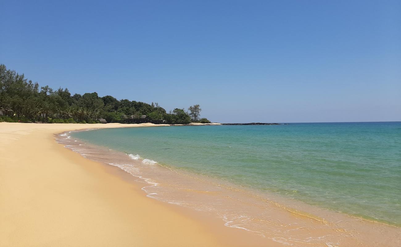 Foto de Tanjung Jara Beach con arena brillante superficie